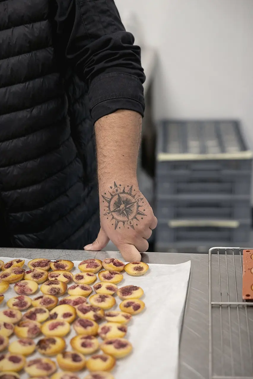 Tartelettes disposées à la main