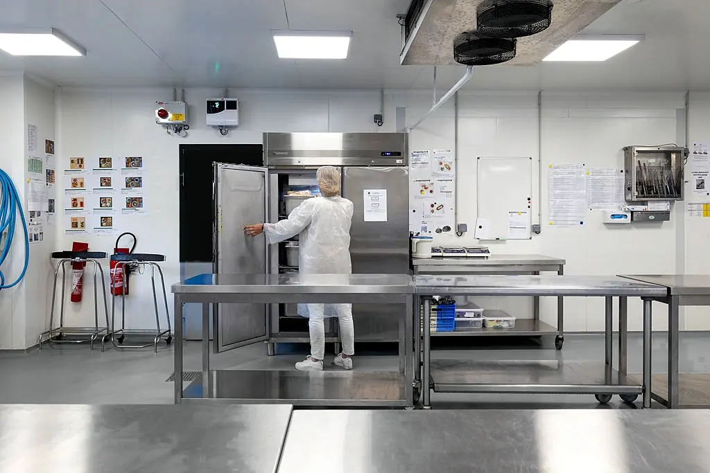Laboratoire privatif équipé, chambre froide et plans inox