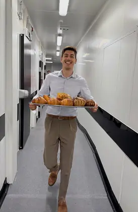 Plateau de viennoiseries dans la circulation des laboratoires