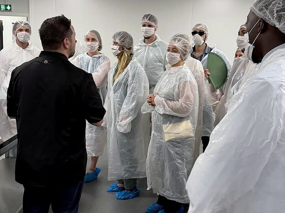 Visite des laboratoires commentée par un chef
