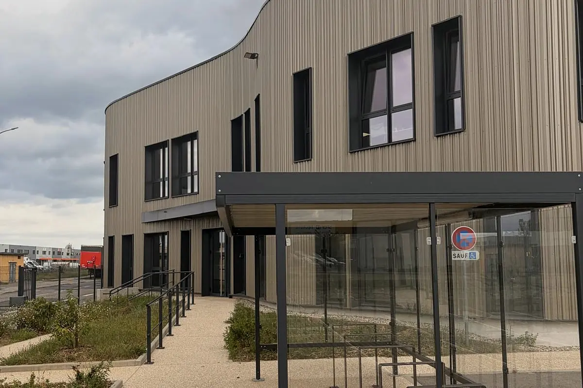 Façade bois et entrée du bâtiment neuf de Corbas